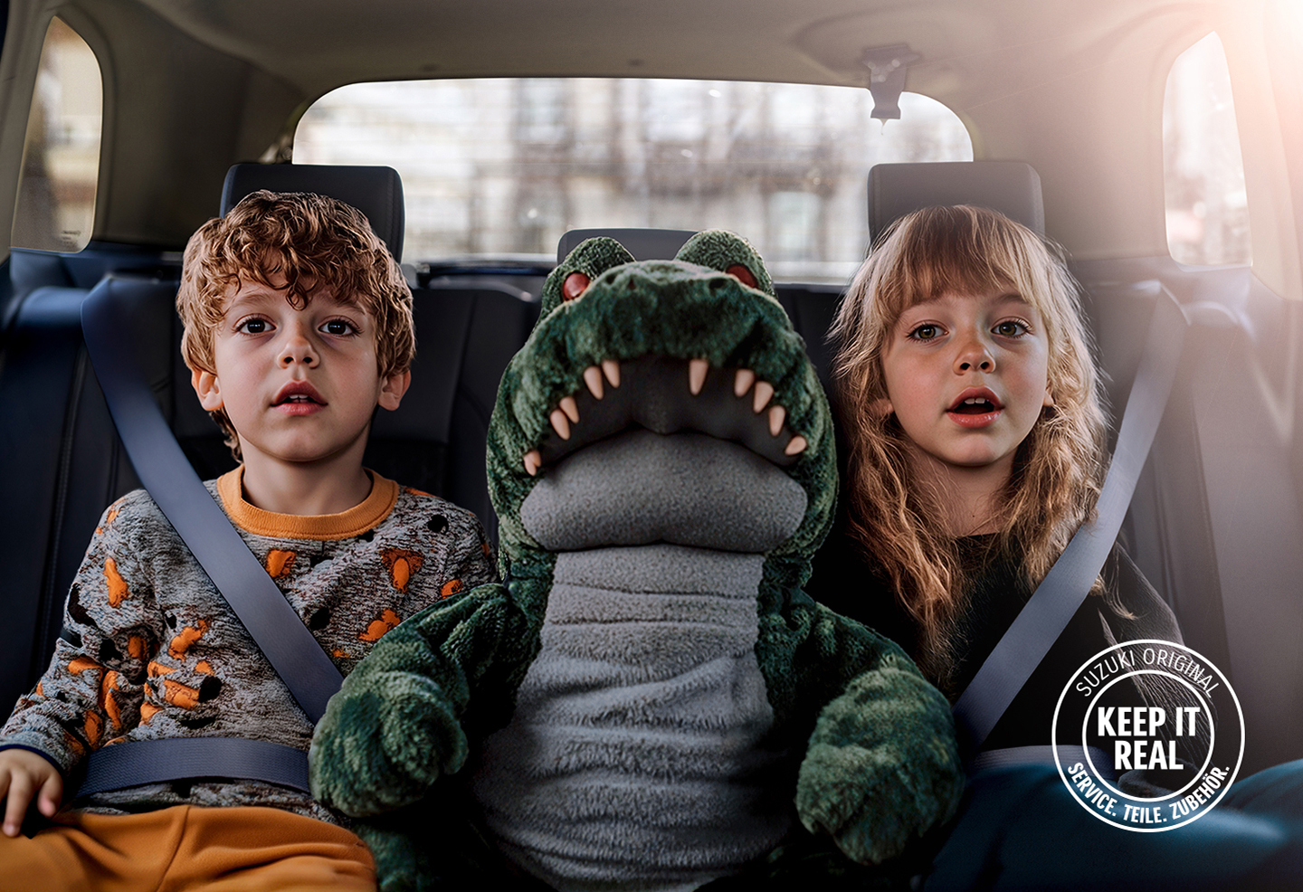 Zwei Kinder mit ihrem Dino auf der Rückbank eines Suzuki