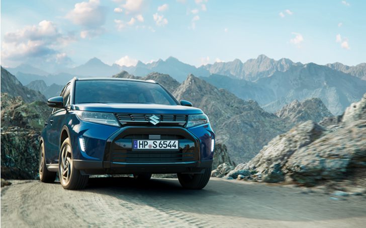 suzuki-home-vitara-allgrip.jpg Von vorne fotografierter Suzuki Vitara Hybrid in Blue Sphere Pearl Metallic, auf einem Geröllweg.
