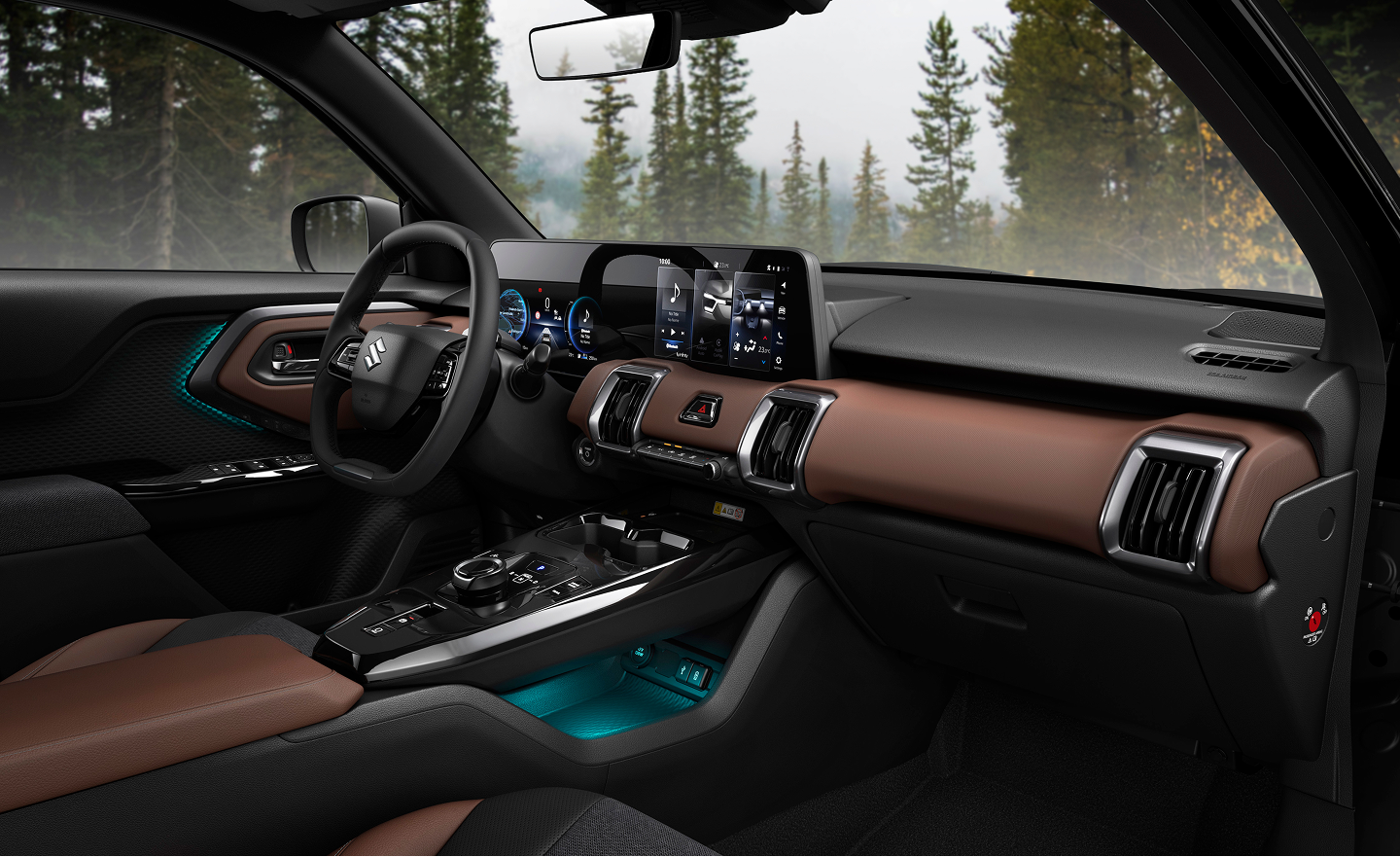 Innenraum des Suzuki e VITARA mit braunen und grauen Sitzen und modernem Armaturenbrett Innenraum des Suzuki e VITARA mit braunen und grauen Sitzen und modernem Armaturenbrett