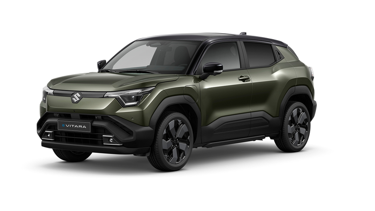 Ein Suzuki e VITARA leicht seitlich fotografiert.