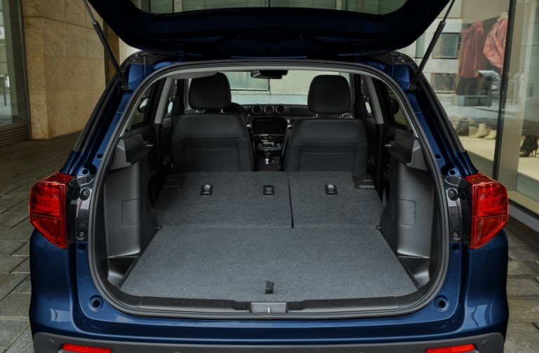Vitara Gepäckraum Schwarzer, geöffneter Gepäckraum eines Suzuki Vitara Hybrid in Blue Pearl Metallic