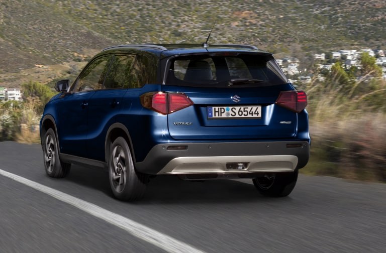 Heck mit LED-Leuchten Heckansicht des Suzuki Vitara Hybrid in Blue Pearl Metallic mit LED-Leuchten.