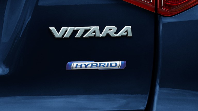 vitara-mild-hybrid-blue.jpg Modellbezeichnung Suzuki Vitara Hybrid auf der Heckklappe.