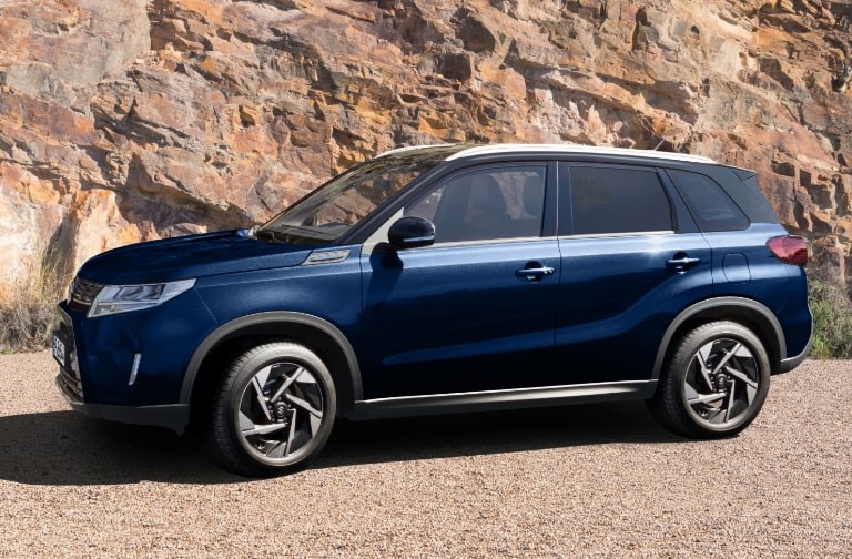 Privacy Glass Seitlich fotografierter Suzuki Vitara Hybrid in Blue Pearl Metallic mit Privacy Glass an dne hinteren Fenstern