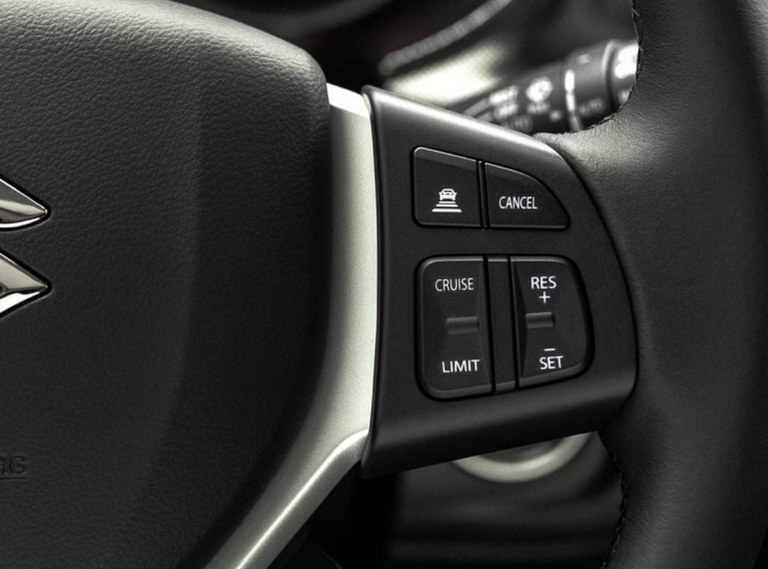 vitara-tempomat.jpg Lenkrad mit Tempomat des Suzuki Vitara Hybrid.