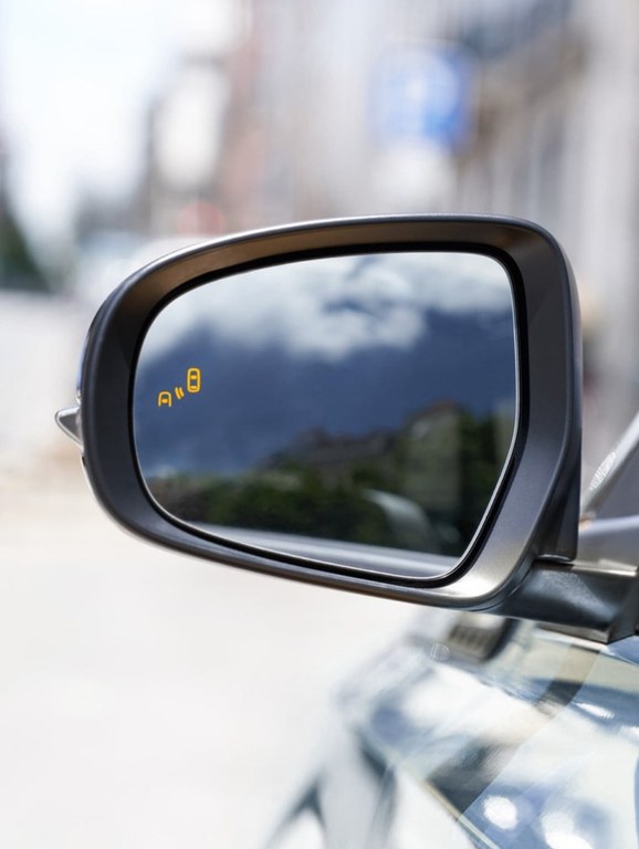 vitara-toter-winkel.jpg Detailaufnahme des linken Seitenspiegels eines Suzuki Vitara Hybrid in Solar Yellow Pearl Metallic.