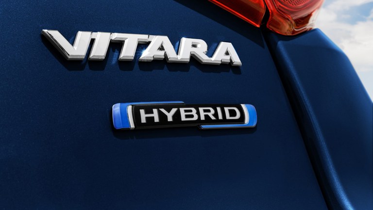 vitara-vollhybrid-blue.jpg Modellbezeichnung Suzuki Vitara Hybrid auf der Heckklappe.