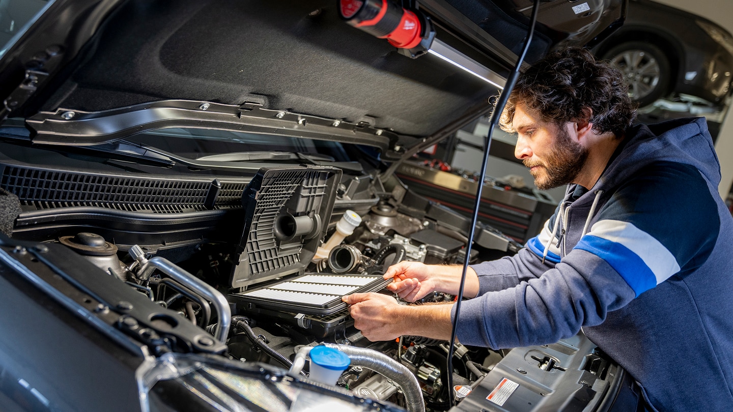 Dreiklang-1.jpg Ein Suzuki Service-Mechaniker checkt einen Motor