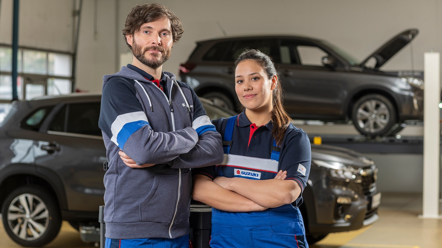 Dreiklang-3.jpg Zwei Suzuki Service-Mechaniker schauen selbstbewusst in die Kamera
