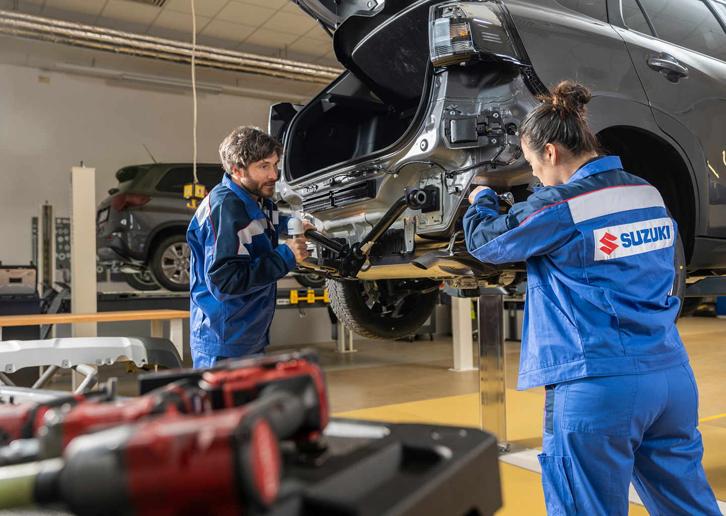 Suzuki-Zubehoer.jpg Zwei Kfz-Mechaniker srbeiten an einem Suzuki