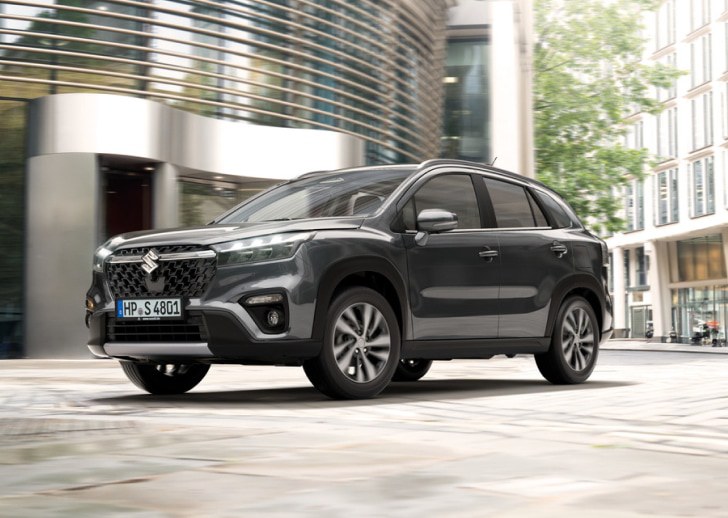 Ein Suzuki S-Cross in urbaner Umgebung.