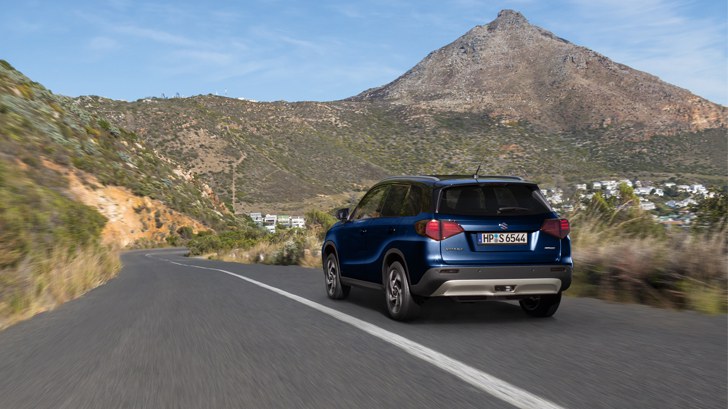 Ein Suzuki Vitara Hybrid in Blue Sphere Pearl Metallic auf einer leeren Fähre.