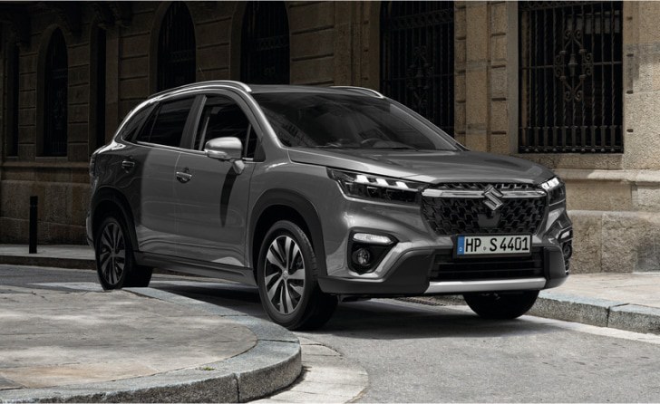 Ein Suzuki S-Cross in städtischer Umgebung